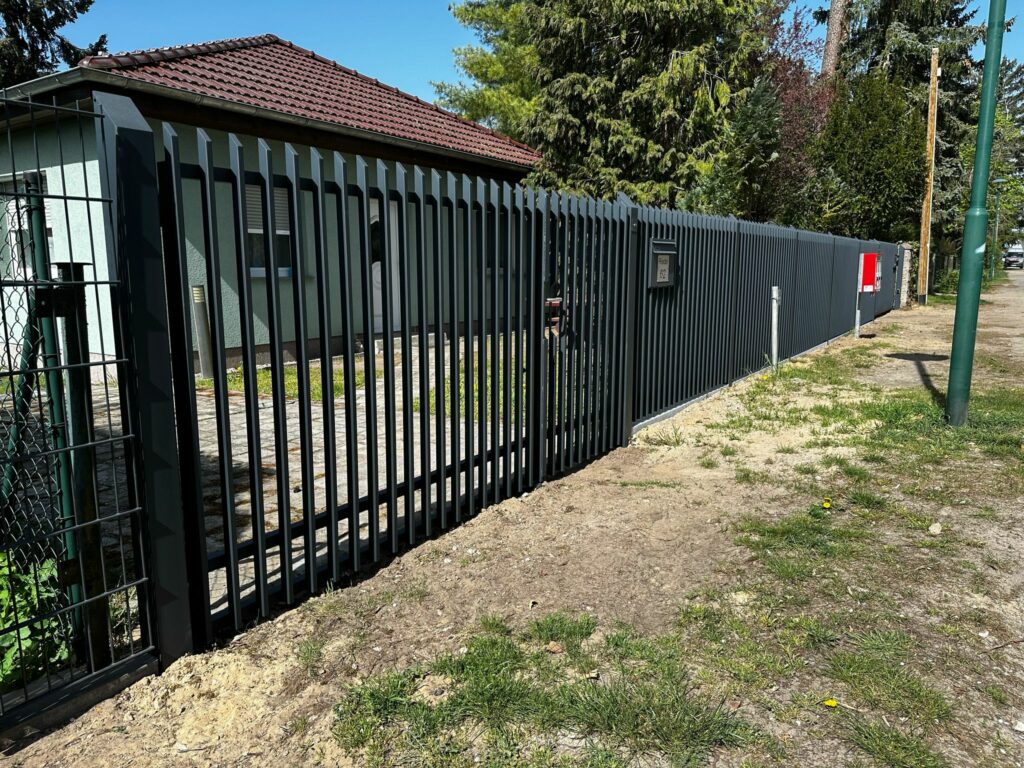 Schlichter Zaun aus Stahl