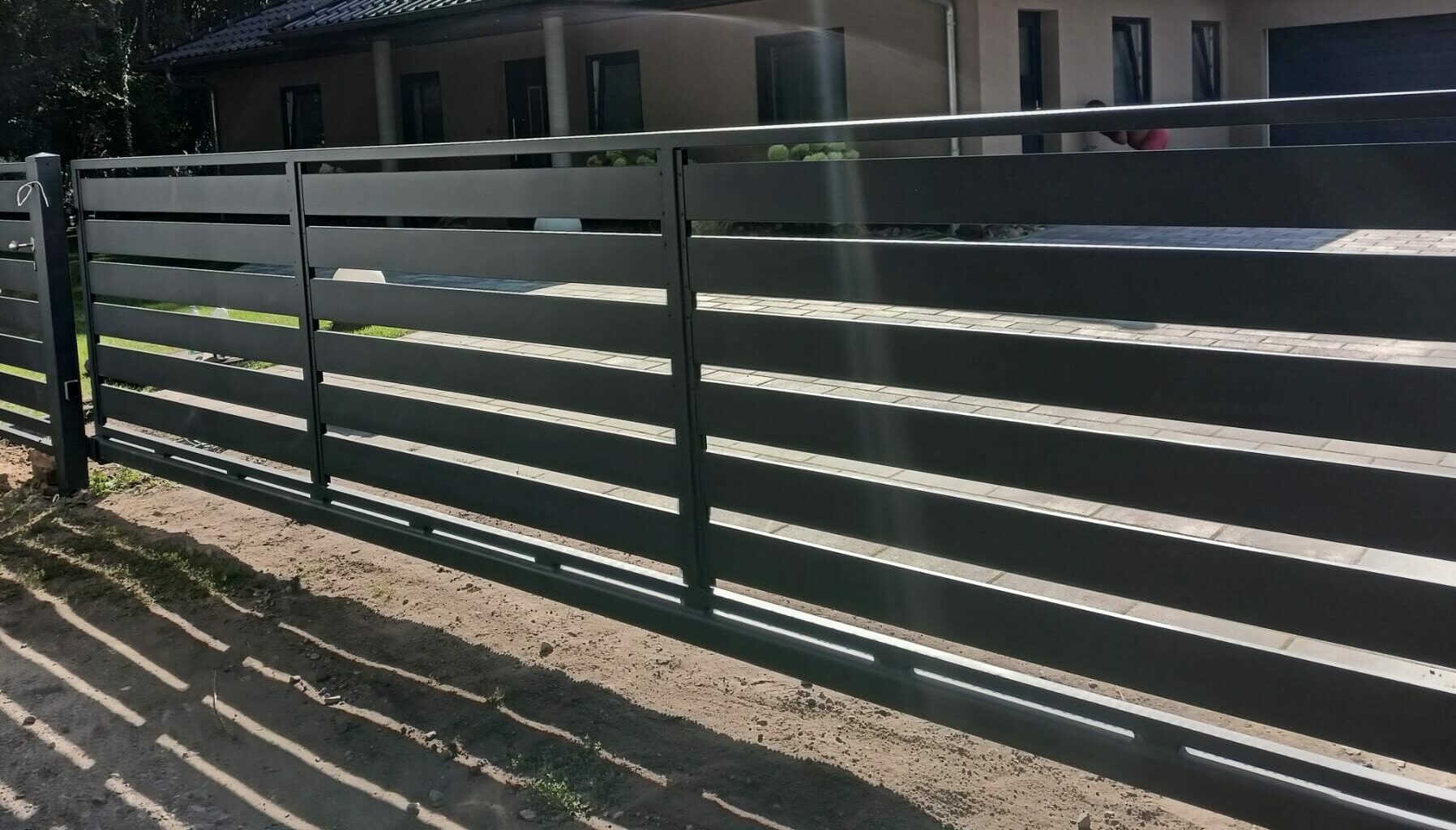 Moderner Zaun mit Lamellen